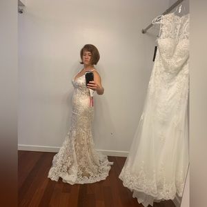 Gorgeous wedding dress with tags - put on weight so it didn't fit
